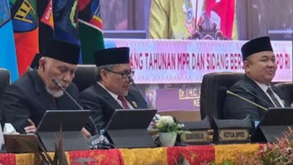 Ketua DPRD Sumbar, Muhidi memimpin sidang paripurna istimewa