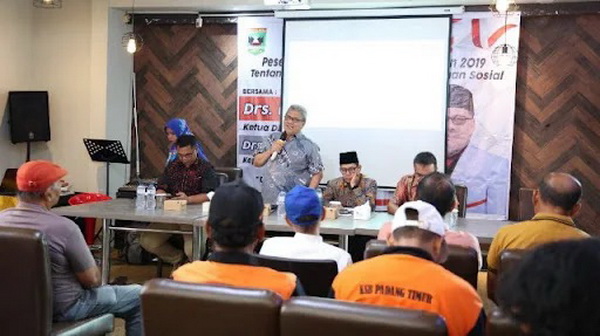 Ketua DPRD Sumbar, Muhidi, menggelar Peraturan Daerah