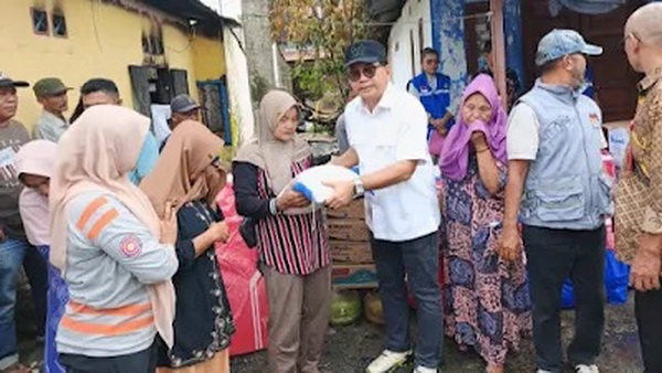 Wakil Ketua DPRD Kota Padang, Mastilizal Aye, meninjau lokasi korban kebakaran