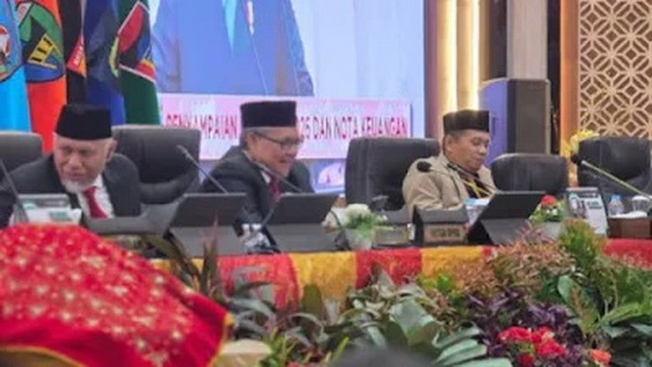 Wakil Ketua DPRD Sumbar Evi Yandri pimpin sidang paripurna DPRD Sumbar dalam rangka mendengarkan