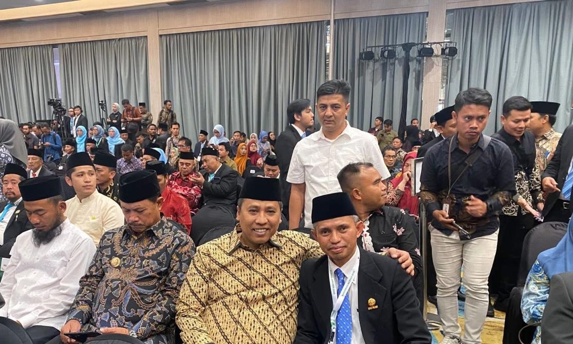 Walikota Hendri Arnis dan Ketua BAZNas Syamsuarni diantara para undangan BAZNaz Award. ( foto: Kominfo)