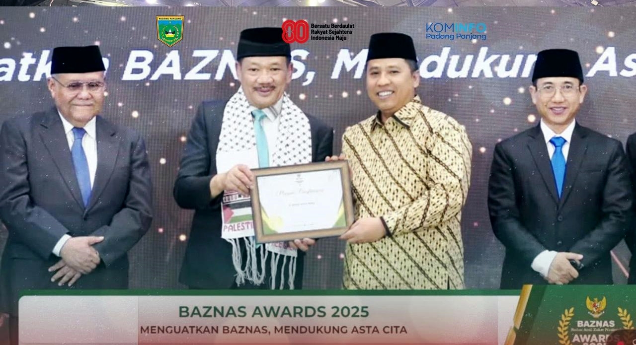 Walikota Hendri Arnis terima BAZNas Award 2025( foto :kominfo Kota Padang Panjang)