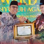 Walikota Hendri Arnis terima Penais Award dari Mentri Kemenag Nasaruddin Umar.( foto Kominfo Padang Panjang