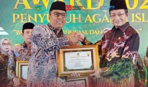 Walikota Hendri Arnis terima Penais Award dari Mentri Kemenag Nasaruddin Umar.( foto Kominfo Padang Panjang