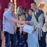 Albert Hendra Lukman, langsung menyerahkan piagam