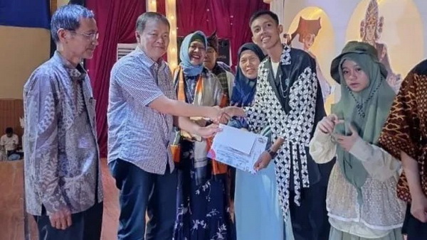 Albert Hendra Lukman, langsung menyerahkan piagam