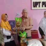 Anggota DPRD Sumbar Nurfirman Wansyah ketika menyalurkan bantuan