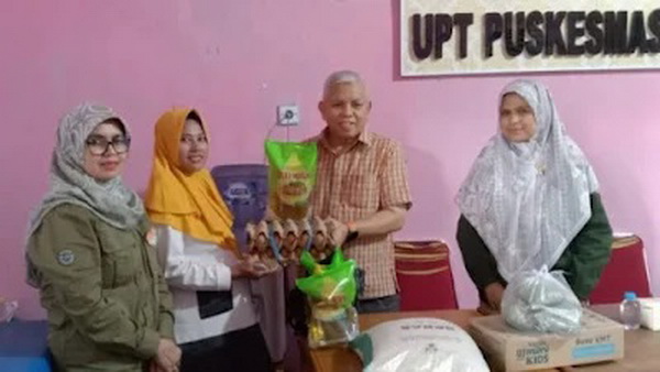 Anggota DPRD Sumbar Nurfirman Wansyah ketika menyalurkan bantuan