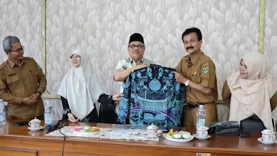 Aspirasi itu diterima Ketua DPRD Sumbar Muhidi saat menyerahkan bantuan