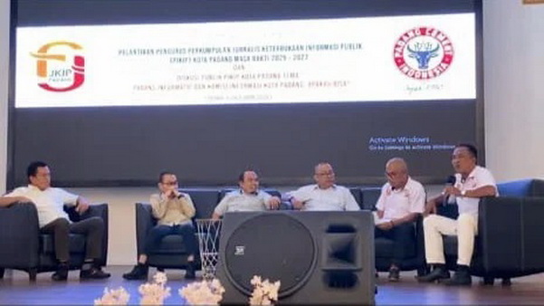 Ketua DPRD Kota Padang Muharlion dan anggota Komisi III DPRD Padang