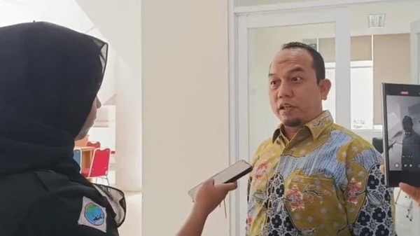 Ketua DPRD Kota Padang Muharlion diwawancarai awak media