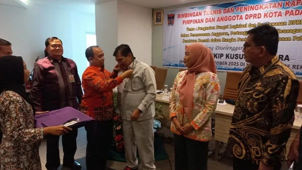 Ketua DPRD Kota Padang Muharlion menyematkan tanda peserta