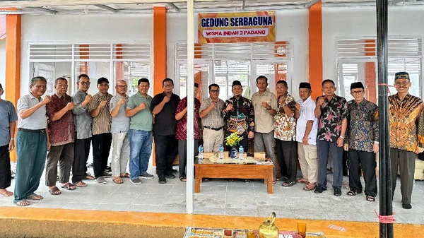 Ketua DPRD Kota Padang, Muharlion, meresmikan Gedung Serbaguna Komplek Wisma Indah 3