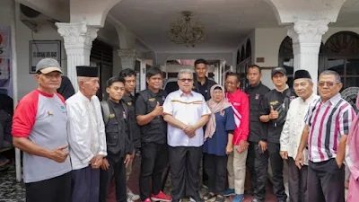 Ketua DPRD Sumbar, Muhidi mendengarkan keluh kesah warga