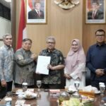 Ketua DPRD Sumbar, Muhidi menerima Pansel KPID Provinsi Sumatera Barat