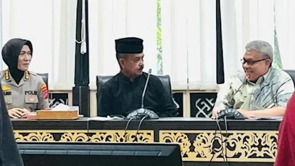 Ketua DPRD Sumbar, Muhidi, menerima kunjungan
