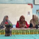 Ketua GOW Kota Padang, Ny. Hj Srihayati Maigus Nasir berdiskusi dengan majelis guru dan tenaga kependidikan usai kegiatan Minang Day di SMP Negeri 36 Padang pada Selasa 21 Oktober 2025