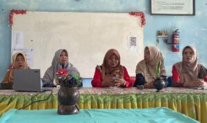 Ketua GOW Kota Padang, Ny. Hj Srihayati Maigus Nasir berdiskusi dengan majelis guru dan tenaga kependidikan usai kegiatan Minang Day di SMP Negeri 36 Padang pada Selasa 21 Oktober 2025