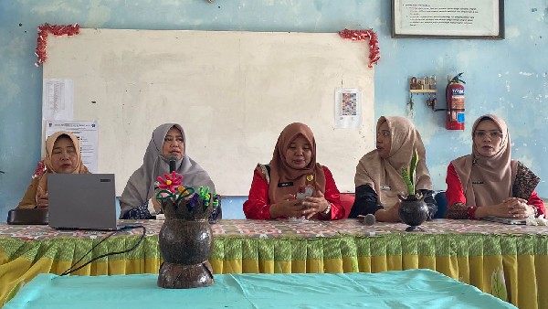 Ketua GOW Kota Padang, Ny. Hj Srihayati Maigus Nasir berdiskusi dengan majelis guru dan tenaga kependidikan usai kegiatan Minang Day di SMP Negeri 36 Padang pada Selasa 21 Oktober 2025