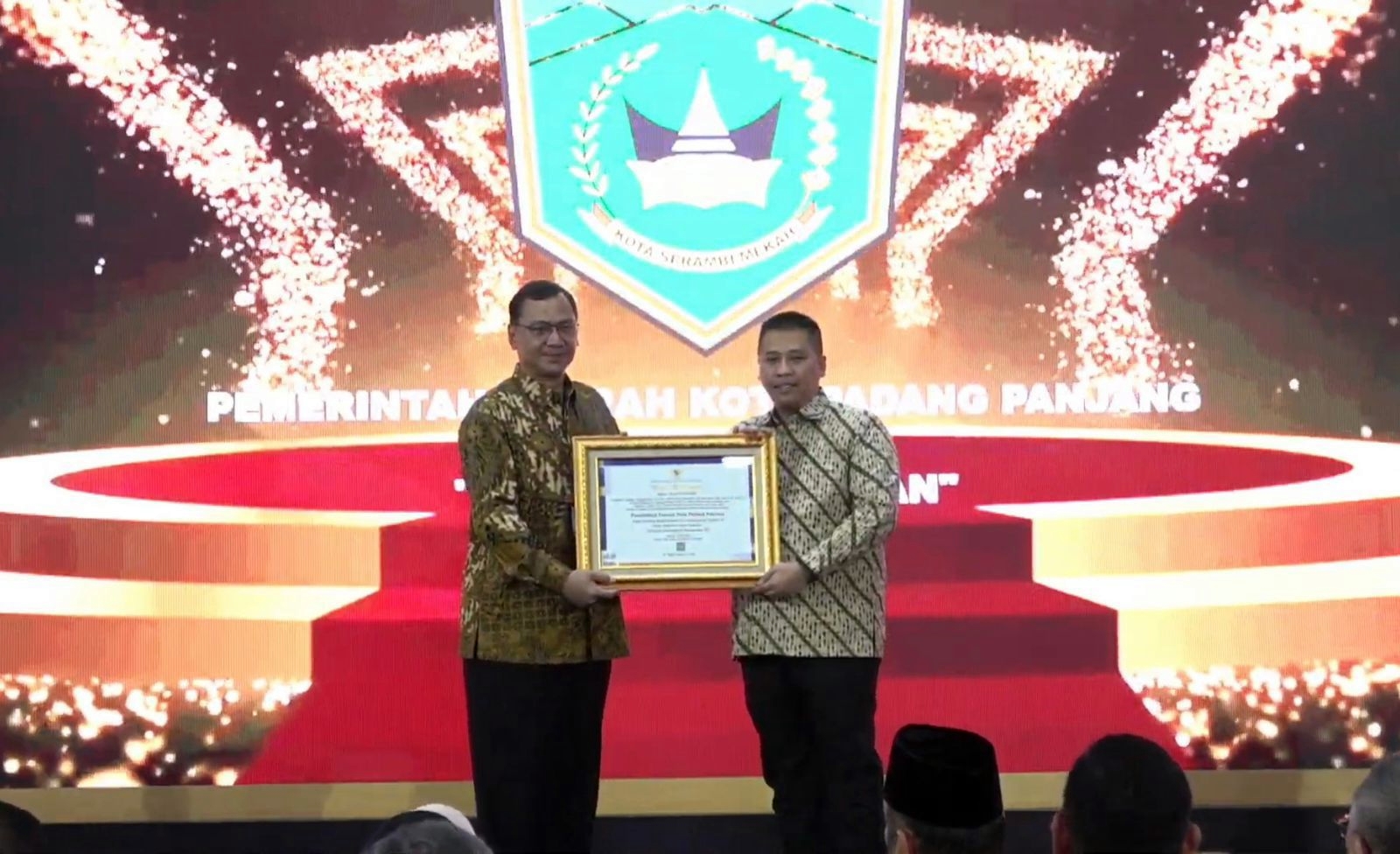 Walikota Hendri Arnis terima penghargaan kearsipan dari Kepala Arsip Nasional Republik Indonesia (ANRI), Mego PinanditoWalikota Hendri Arnis terima penghargaan kearsipan dari Kepala Arsip Nasional Republik Indonesia (ANRI), Mego Pinandito