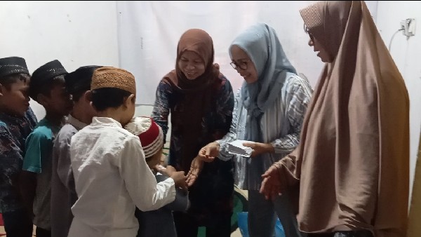 Penyerahan santunan pada anak yatim