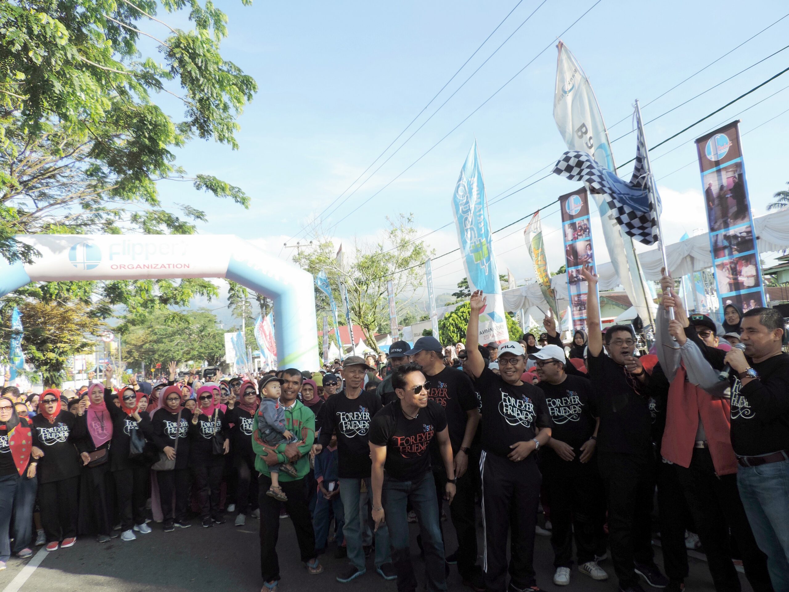 Jalan Santai yang digelar Flippers di Kota Padang Panjang diikuti belasan ribu peserta