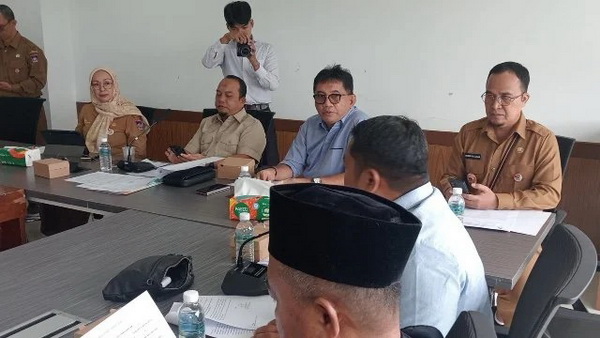 Ketua DPRD Kota Padang, Muharlion ketika rapat pembahasan