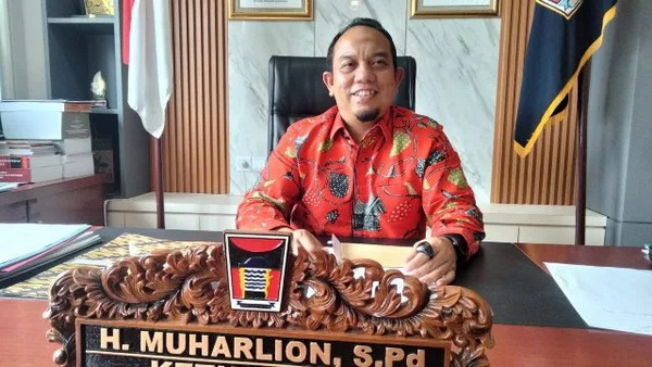 Ketua DPRD Padang Muharlion