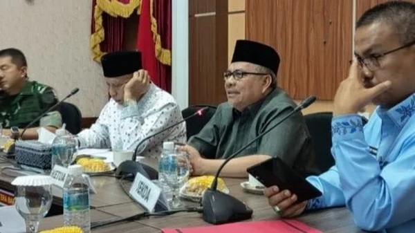 Ketua DPRD Sumbar Drs. H. Muhidi, MM., menghadiri rapat Forum Komunikasi Pimpinan Daerah